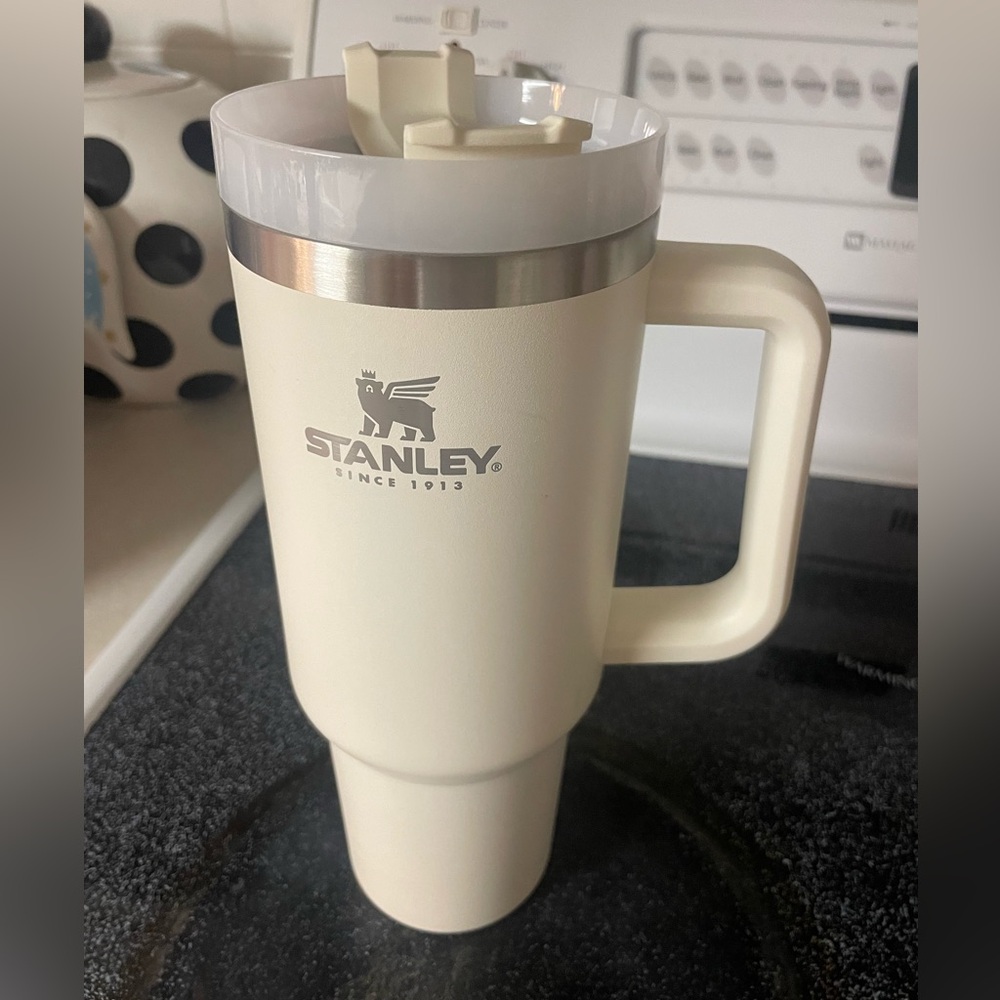White 40oz Stanley *missing straw